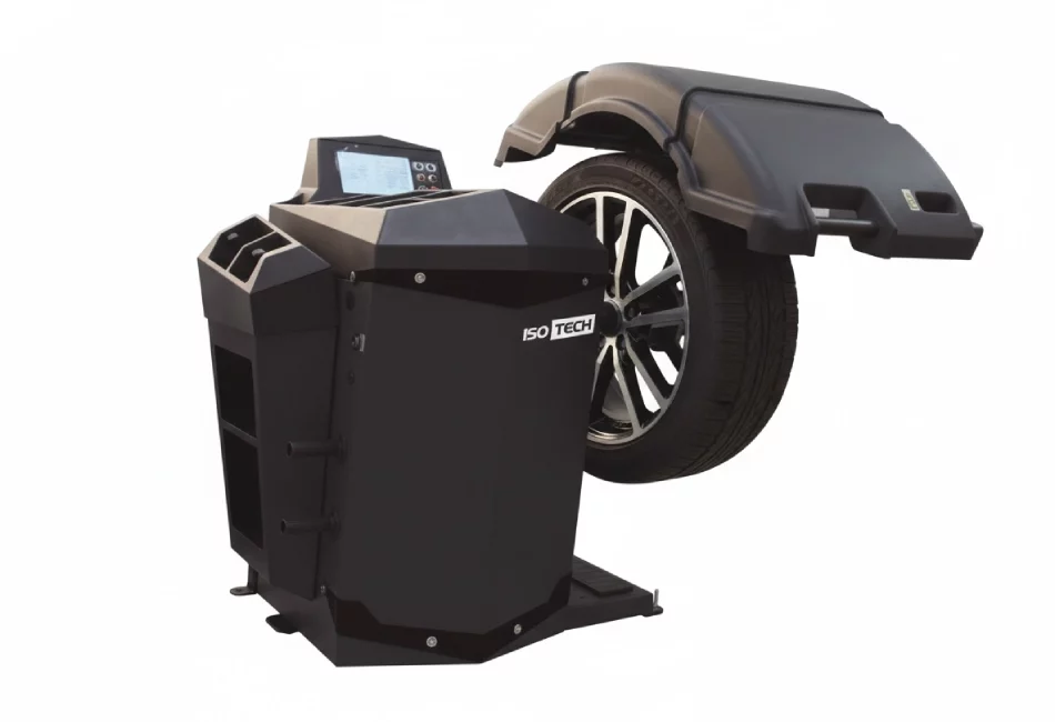Máquina equilibradora de neumáticos profesional de color negro con la marca ISO TECH y una rueda montada
